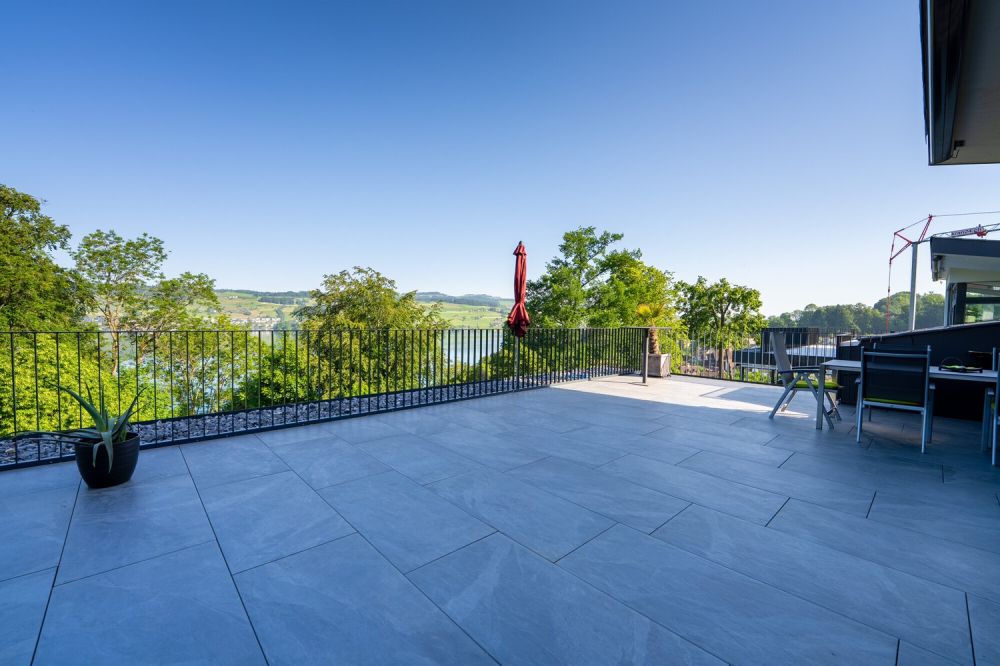 3.5 Zimmer Attikawohnung mit zwei Einstellhallenplätzen - Grosse Terrasse mit 60 m2