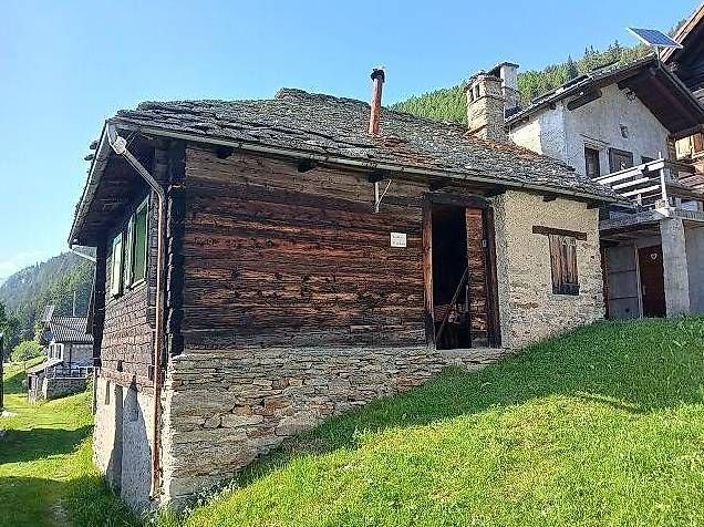 Chalet zum Ausbauen, grosses Wiesland  /  rustico da ristr. -  Bild 2