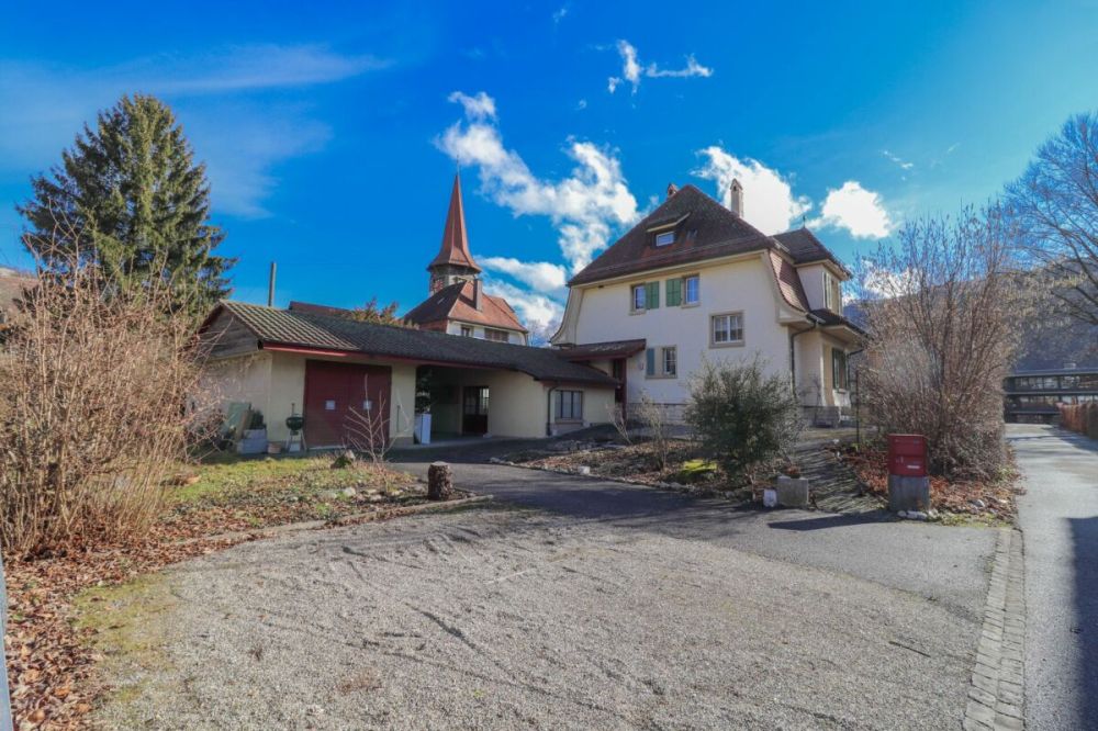 8.5-Zi-Haus, auch als Mehrgenerationenhaus nutzbar, auf 1'441 m2 Land mit Baulandreserve - Bild 1