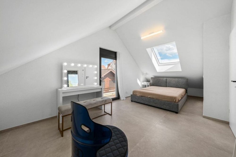 Exklusives Einfamilienhaus mit Pool, Smarthome und luxuriöser Ausstattung -  Bild 12