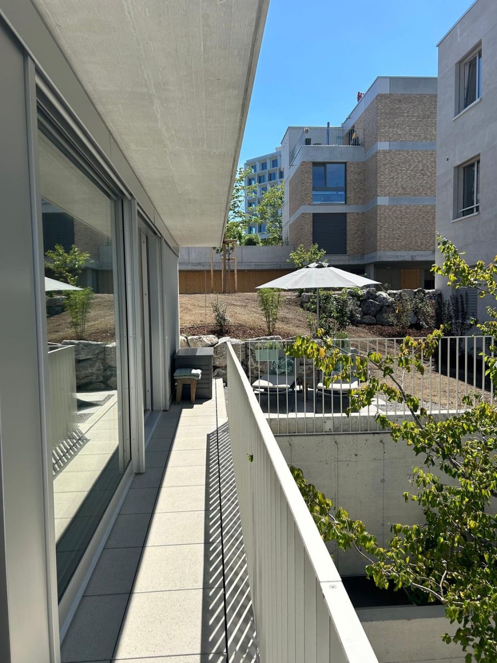 Moderne 3.5-Zimmer-Wohnung mit grossem Balkon und kleinem Garten -  Bild 4