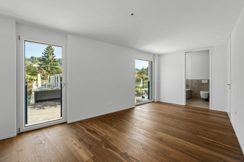 Grosszügige Wohnung mit See- und Bergsicht (Neubau) - Elternschlafzimmer (17 m2) mit En-Suite-Badezimmer