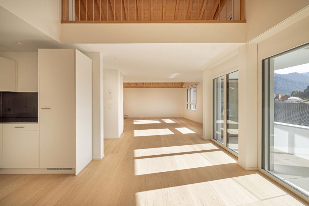 Exklusive 5.5-Zimmer-Neubauwohnung im Herzen von Domat/Ems  sofort bezugsbereit - Wohnzimmer