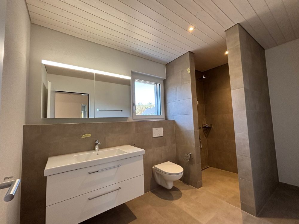 Moderne 4.5-Zimmer-Dachgeschosswohnung mit grossem Balkon – Wohnen an bester Aussichtslage -  Bild 12