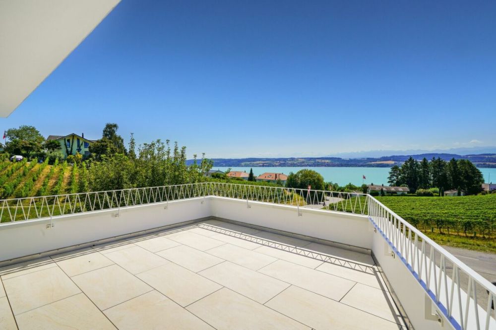 Exklusive 4.5 Zimmer Neubau Terrassenwohnung mit atemberaubender Weitsicht über den Murtensee -  Bild 3