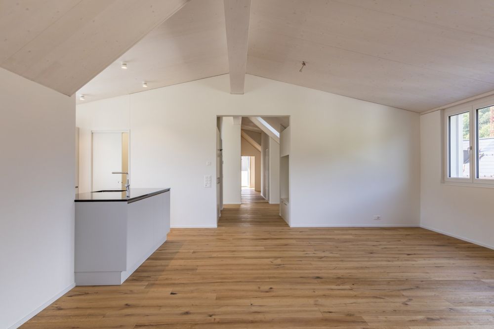 Moderne Dachwohnung: Ihr Rückzugsort in ländlicher Umgebung - Wohn- und Essbereich