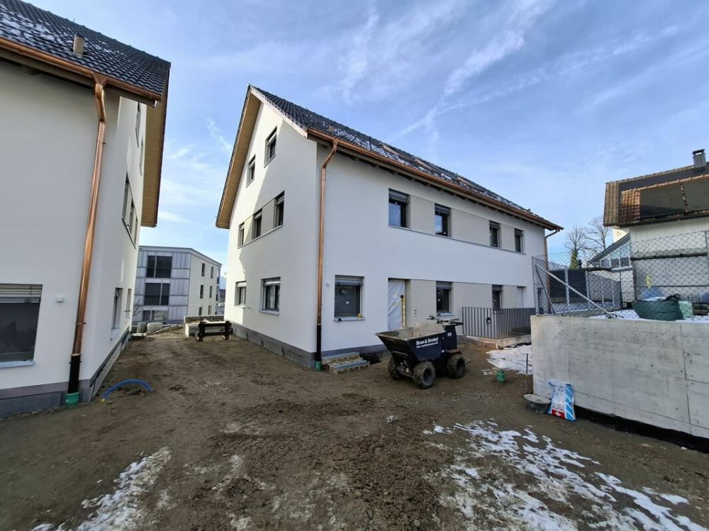 6 1/2-Zimmer-Doppeleinfamilienhaus mit nutzbarer Landfläche - Bild 3