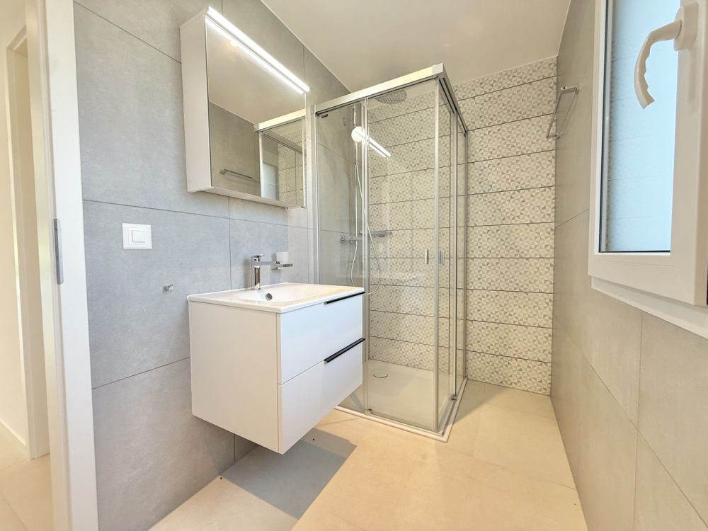 Villa neuve et moderne avec 2,5 pièces indépendant, cadre verdoyant - Salle de douche