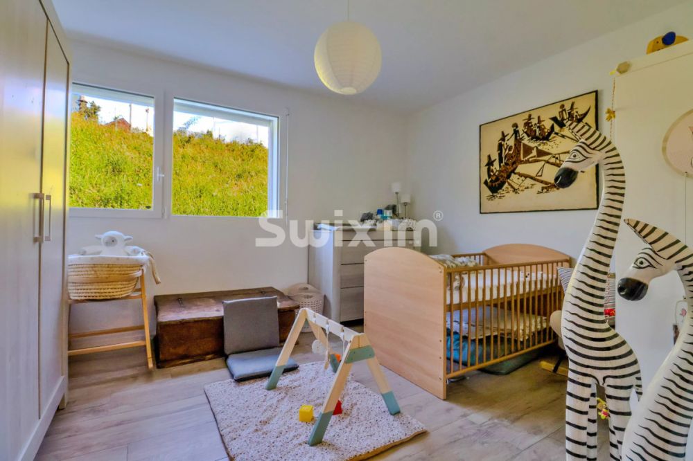Exclusivité ! Vivez dans un village & confort :Appartement avec grande terrasse - Chambre lumineuse avec un lit bébé, une aire de jeux pour enfants et une décoration moderne.