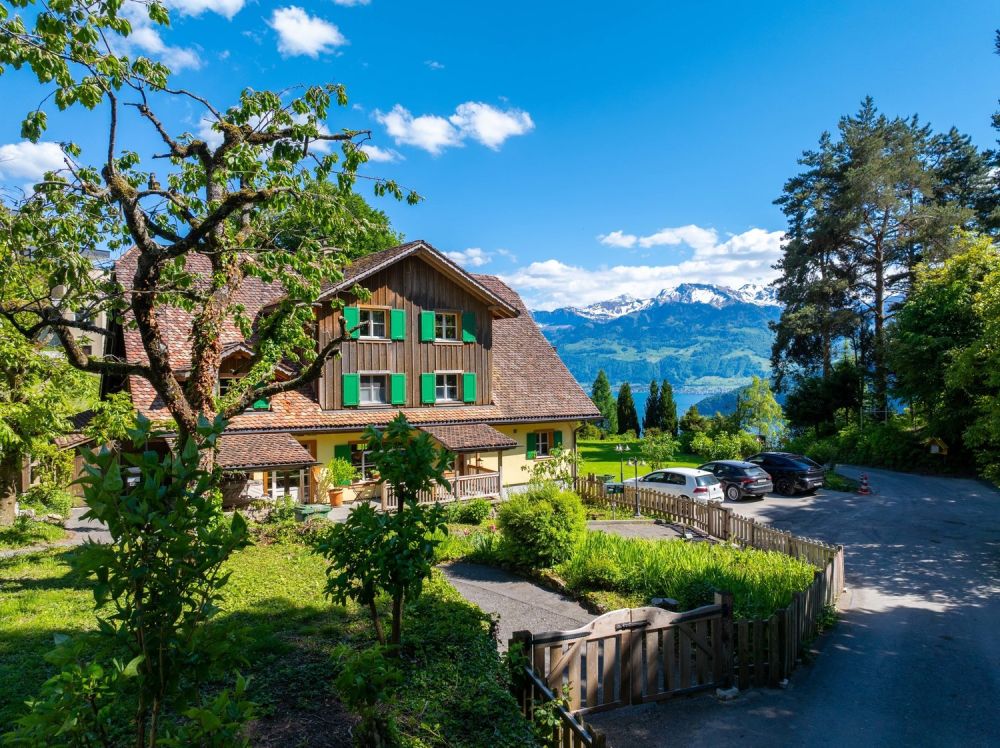 Ein Ort wie kein anderer - Landhausrarität oberhalb von Weggis - Aussergewöhnliche Liegenschaft mit einzigartigem Charakter