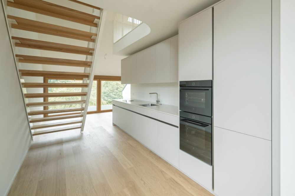 Grosszügige 3½-Zimmer-Dachwohnung mit Galerie und Balkon - Moderner, heller Küchenbereich