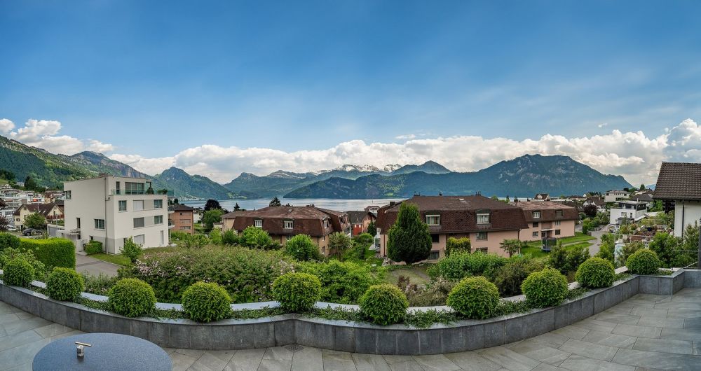 6.5-Zi-Einfamilienhaus mit Seesicht und Alpenpanorama - Bild 1