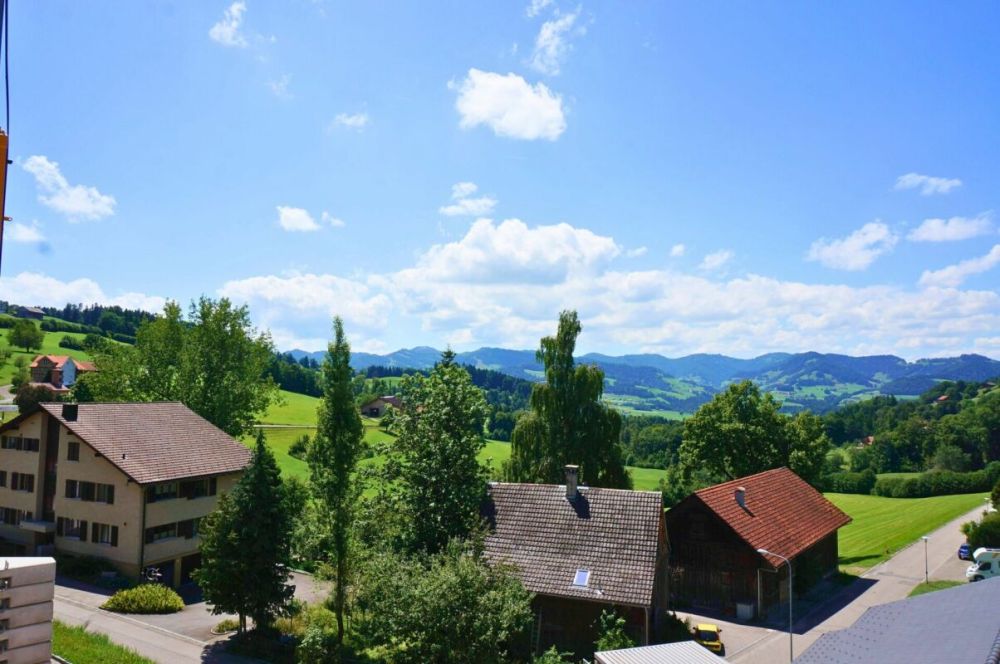 Neubau - Erstbezug / 4½-Zi.-Maisonette-Wohnung Dachgeschoss - Aussicht vom Mehrfamilienhaus