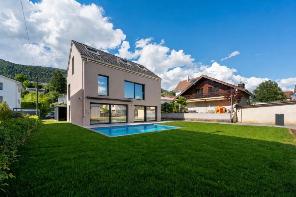 Exklusives Einfamilienhaus mit Pool, Smarthome und luxuriöser Ausstattung -  Bild 2