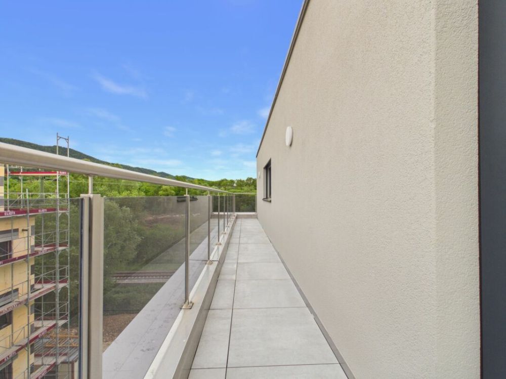 Stilvolle Attikawohnung mit grosser Terrasse und exklusiver Wohnkomfort in Delémont -  Bild 13