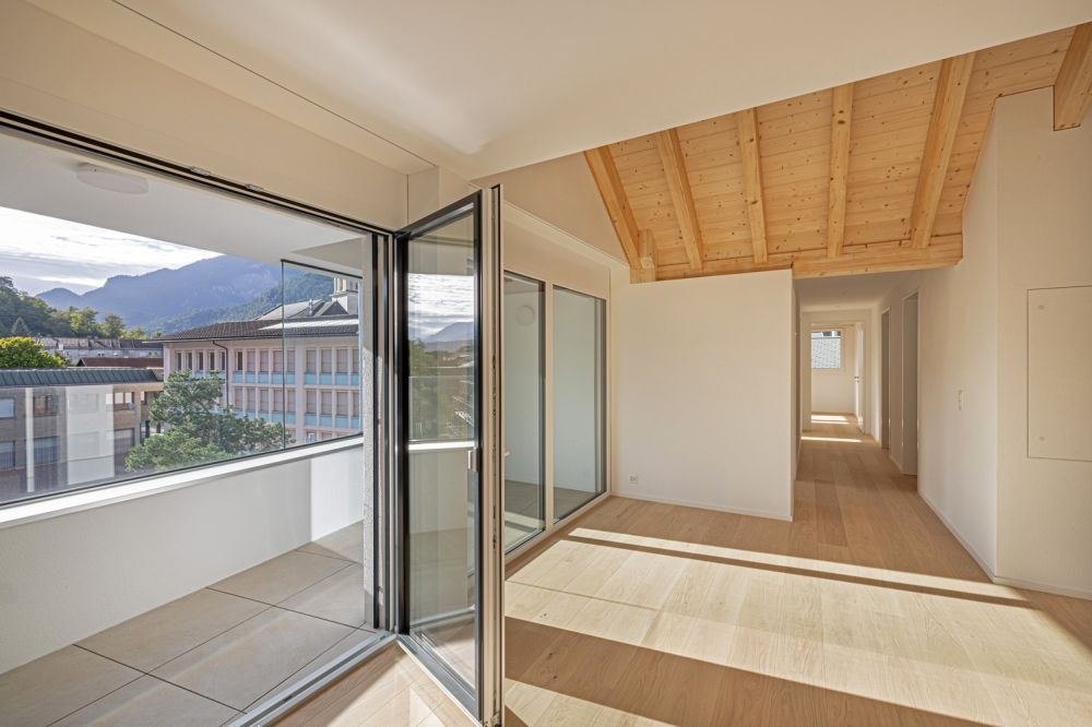 Exklusive 5.5-Zimmer-Neubauwohnung im Herzen von Domat/Ems  sofort bezugsbereit - Loggia