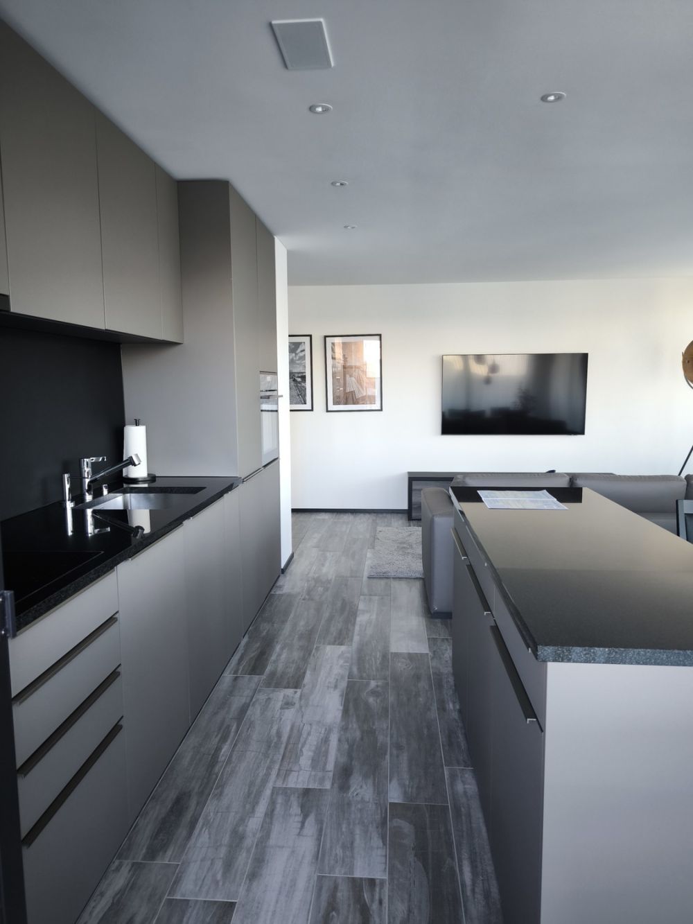 Exklusive, möblierte 2.5-Zimmerwohnung im Three Point Tower - 5.jpg