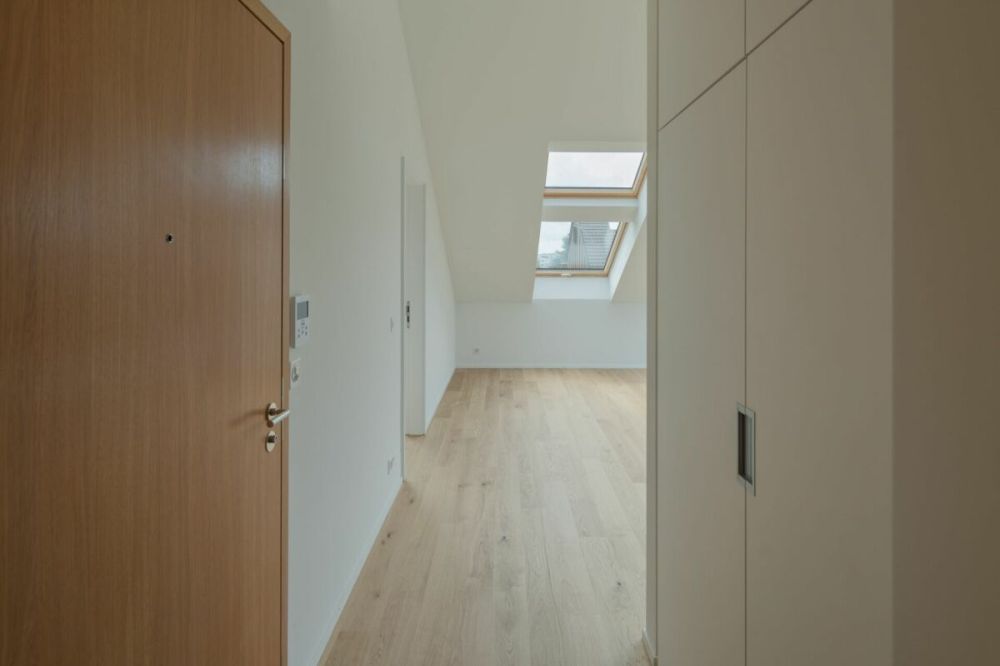 Grosszügige 3½-Zimmer-Dachwohnung mit Galerie und Balkon - Offener Eingangsbereich mit Einbauschrank