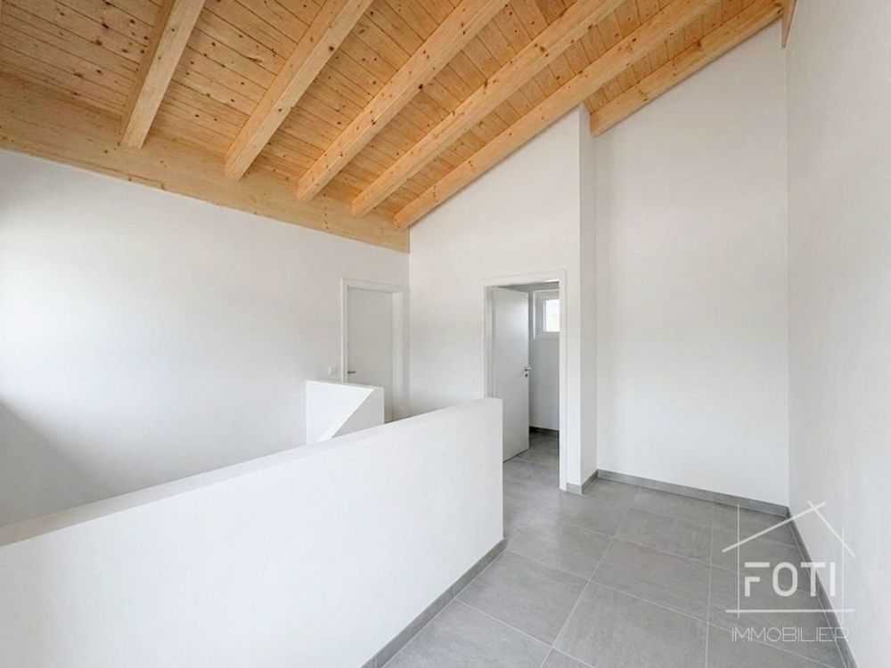 LOCATION-VERKAUF: Einzelvilla NEU mit 4,5 Zimmern und schönem Blick auf die Ebene. - Couloir