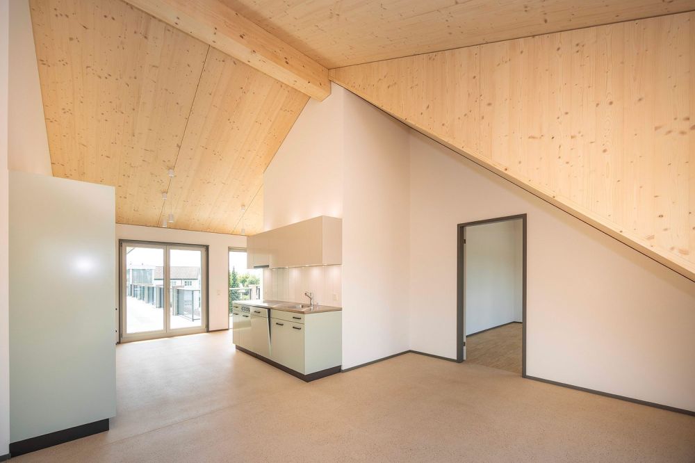 Erstbezug - Wohnen im Alter ab 55 Jahren - Wunderschöne Wohnung im DG - Wohnzimmer Richtung Küche