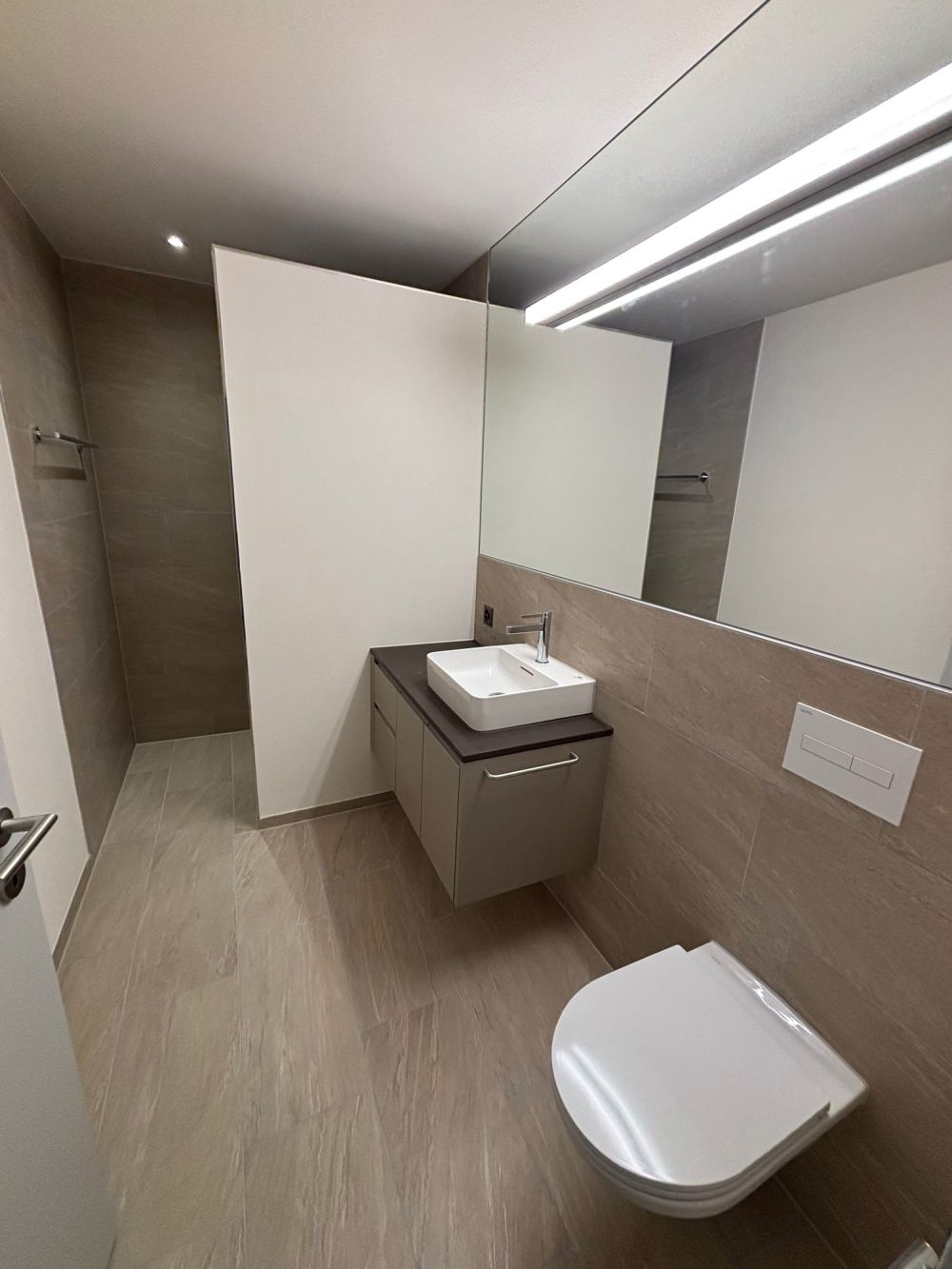 Grosszügige, neuwertige 3.5 Zimmer-Wohnung mit Garten -  Bild 8