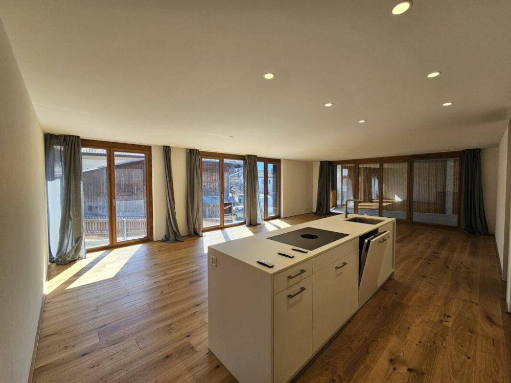 Moderne 4.5 Zimmer-Wohnung in Tomils -  Bild 3