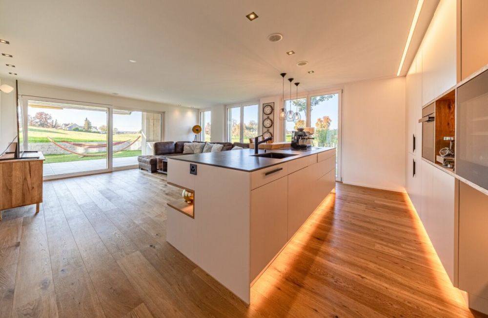 3.5-Zimmer-Gartenwohnung an ruhiger Lage in Amriswil mit Blick ins Grüne (Landwirtschaftszone) - Küche und Wohnbereich