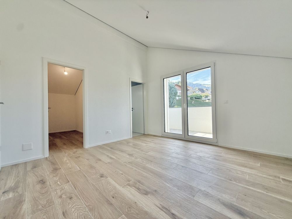 Villa neuve et moderne avec 2,5 pièces indépendant, cadre verdoyant - 1er étage: suite parentale, dressing, salle de douche, balcon