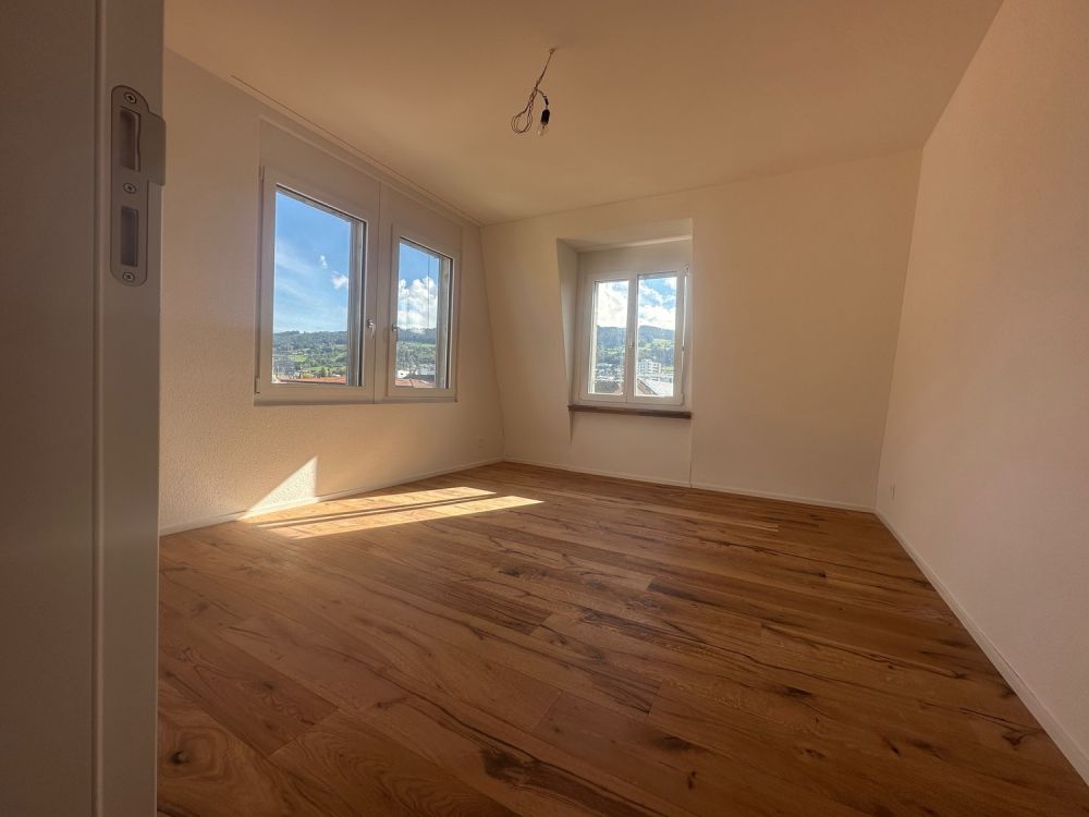 Erstbezug nach Kernsanierung: Noch 3 Moderne 4.5-Zimmer-Wohnungen mit Balkon zur Verfügung - Zimmer 2