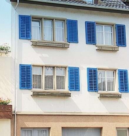 8 Zi-Wohnhaus mit Garage & Garten - Außenansicht