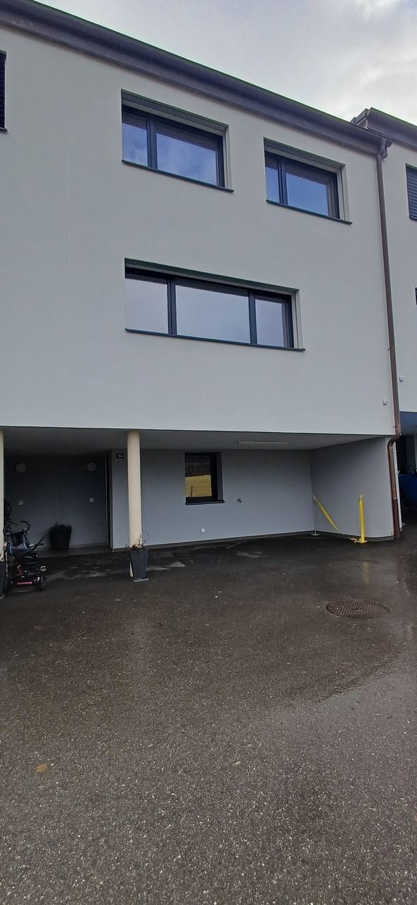 À vendre. Charmante villa mitoyenne de 5.5 pcs. Idéale pour une famill - Bild 1