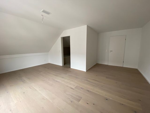 Charmante 4.5-Zimmerwohnung mit leichten Dachschrägen - Schlafzimmer