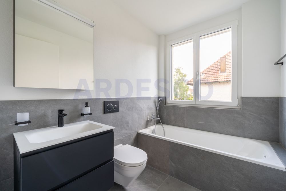Modern. Offen. Einladend. - Nasszelle mit Badewanne