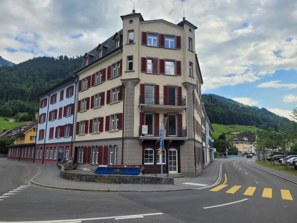 Kernsanierte Renditeliegenschaft mit 10 modernen Wohnungen  – beim Bahnhof Schwanden / Glarus Süd -  Bild 2