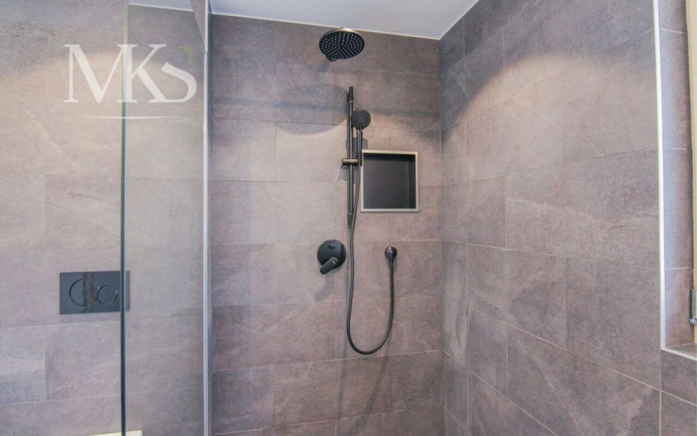 Exklusives Einfamilienhaus in Reckingen - Wohnen, wo das Goms am schönsten ist - Wohnbeispiel Dusche