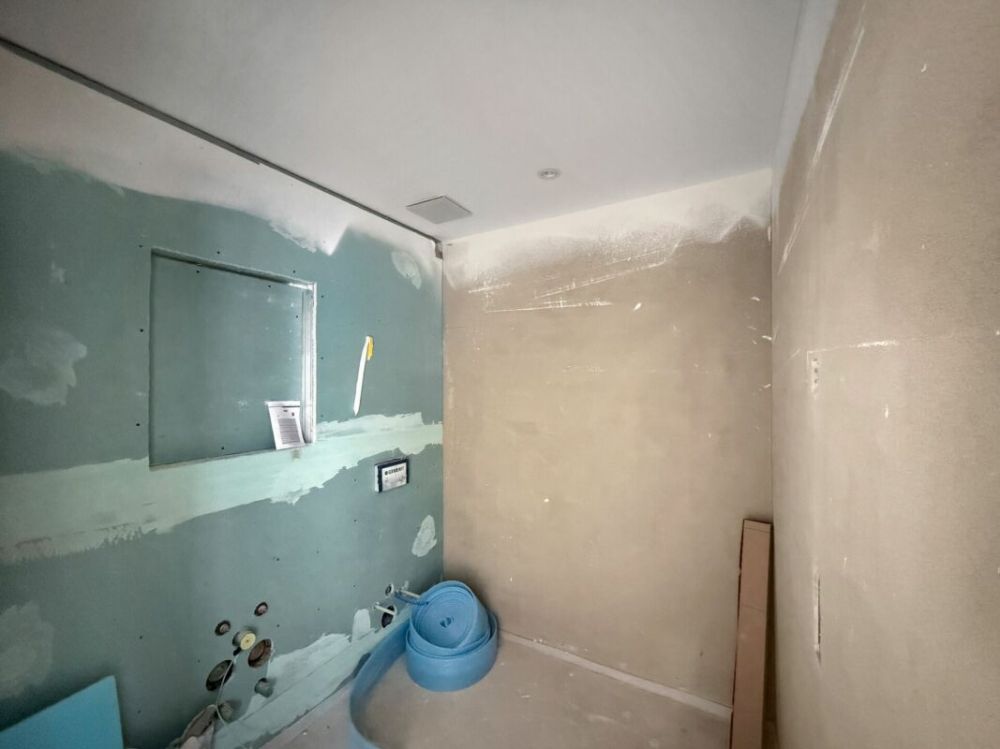 Stadt trifft Natur - Traumwohnung in Rheinnähe - Badezimmer mit Spiegelschrank, WC, Lavabo und Badewanne