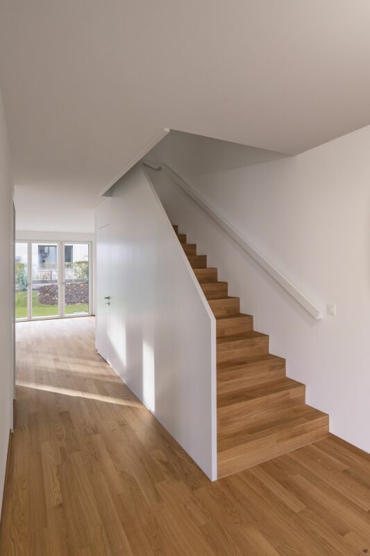 Stilvolle Garten-Maisonettewohnung - Eingangsbereich mit Treppe zur oberen Etage