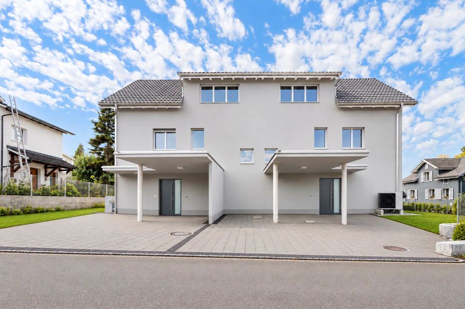 Linkes 6.5-Zimmer-Doppeleinfamilienhaus – ruhiger gelegen & zusätzliche Parkfläche -  Bild 1