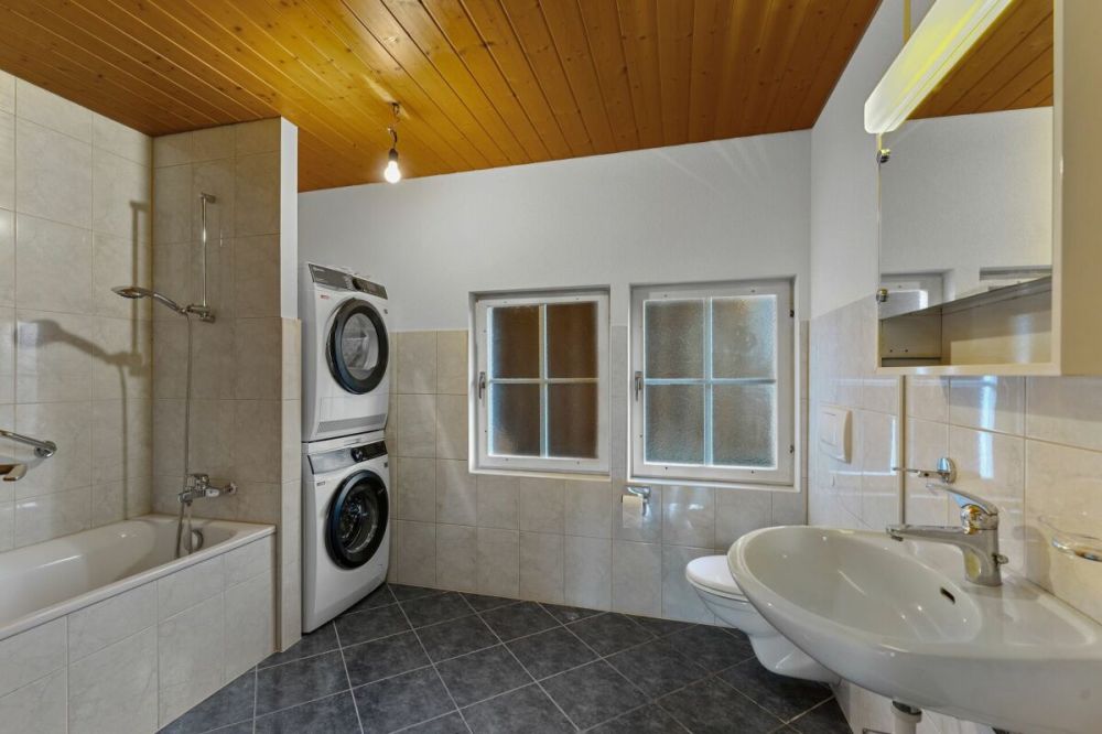 Zweifamilienhaus / EFH mit Einliegerwohnung - 4.5 Zimmer Haus