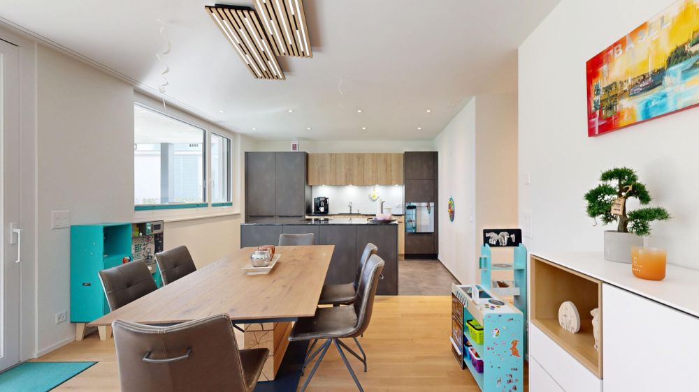 Moderne 4.5-Zimmer-Gartenwohnung mit Einstellhallenplatz - Wohnen / Küche