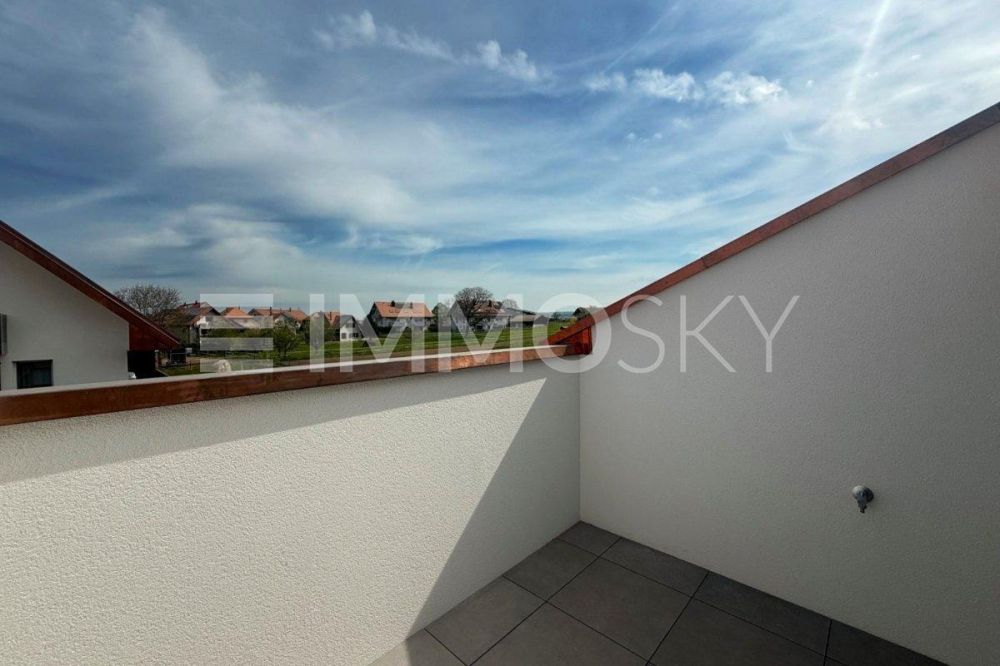 Superbe duplex 4.5 pièces neuf au coeur de Sullens (lot 2) - Balcon baignoire avec vue sur la campagne
