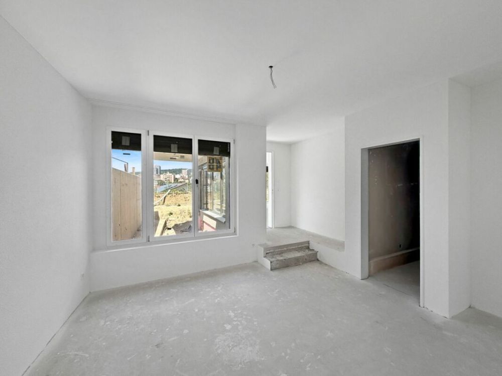 Grosszügige Traumwohnung in Flurlingen: Stadt trifft Natur - grosser Masterbedroom mit überhoher Decke und en suite Badezimmer und Ankleide