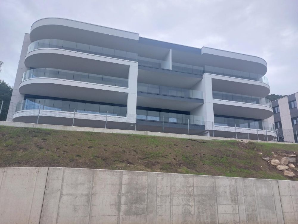 Montagnola: Lussuoso Appartamento con Vista Panoramica e Giardino Privato - Bild 1