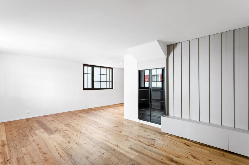 Leben mit Stil: Erstbezug im sanierten Einfamilienhaus - Wohn- und Essbereich mit moderner Wohnwand