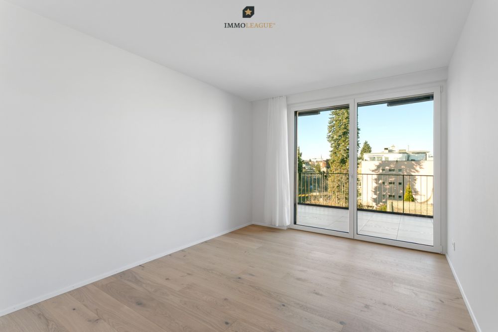 Exklusive Attikawohnung mit grosszügigen Sonnenterrassen. - Jeder Raum öffnet sich nach draussen. Alle Zimmer mit hochwertigem Eichenparkett verfügen über direkten Zugang zu den Terrassen.