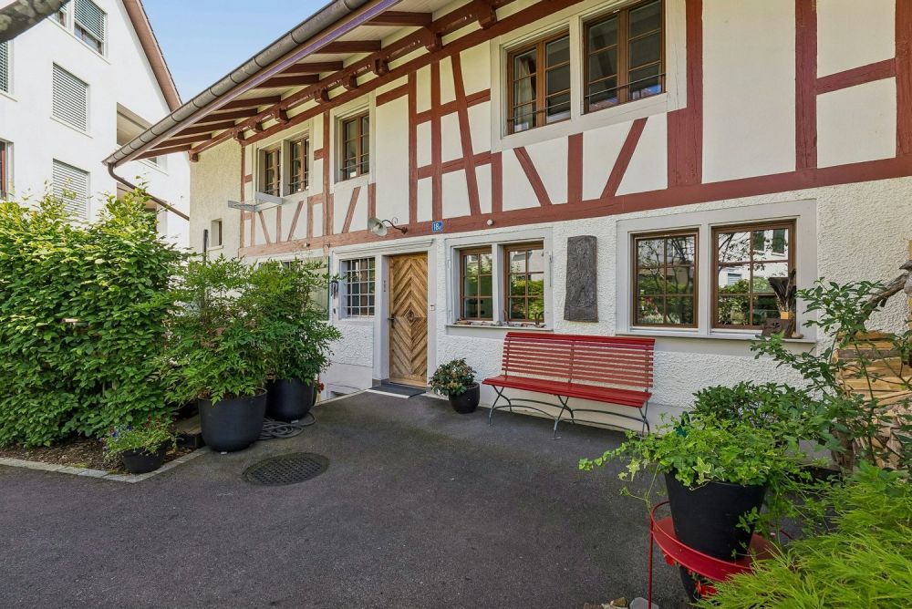 Neuwertiges 5-Zimmer-Mittel-Flarzhaus mit Gartensitzplatz -  Bild 1