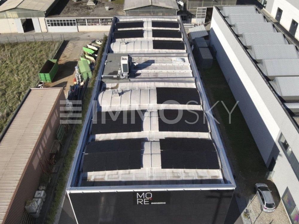 Moderno Capannone Industriale - Lumino - Capannone con Efficienza Energetica: Fotovoltaico e Pompa di Calore