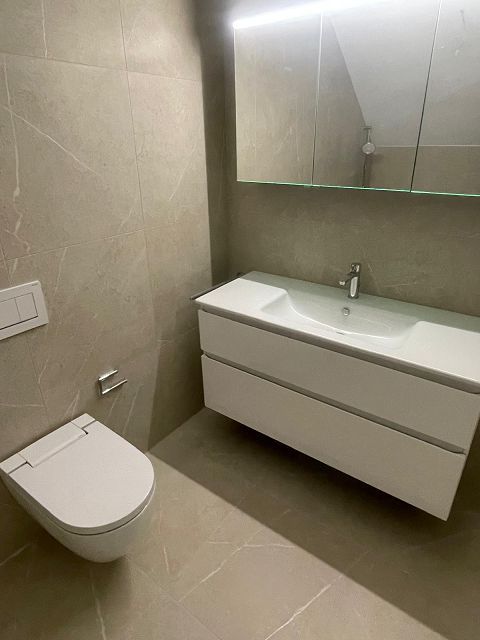 Charmante 4.5-Zimmerwohnung mit leichten Dachschrägen - Badezimmer en Suite