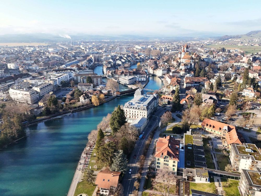 Neue 2 Zi.-Seniorenwohnung in Thun zu verkaufen, Nr.22 im Gartengeschoss - Drohnenbild mit Sicht auf die Stadt Thun