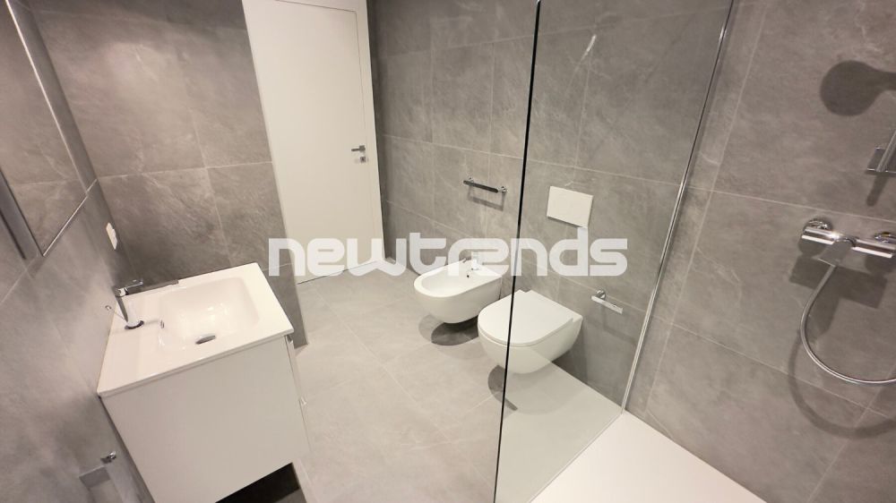 Hell und noch nie bewohnt. Separater Eingang und privater Garten. - bagno in camera + lavanderia
